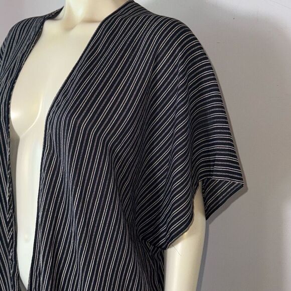 Le Lis Black and White Kimono Cardigan Size Large - Picture 2 of 14